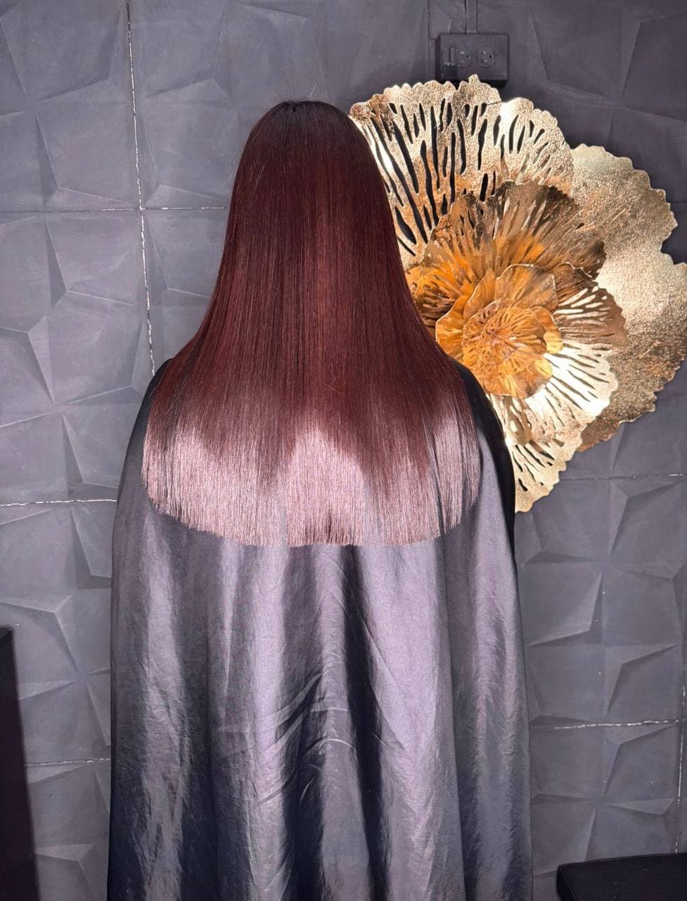 Cabello largo rojizo, lacio y con corte recto visto desde atrás